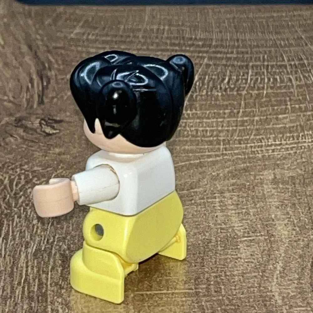 Lego Duplo‎ Figure Asian Girl Daughter Toddler White Shirt Yellow Pants Pigtails - Picture 2 of 5